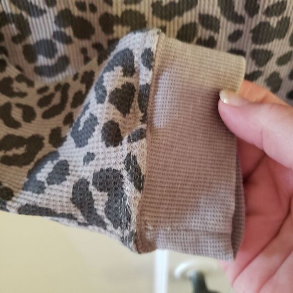 Ultra Flirt Juniors Waffle Knit Crewneck Leopard Top - Picture 6 of 7